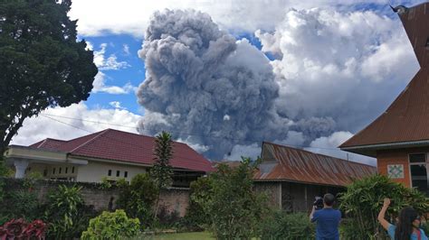 Mount Sinabung Erupting! : r/pics