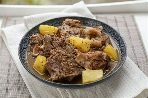 Slow Cooker Neck Bones and Potatoes | Receta