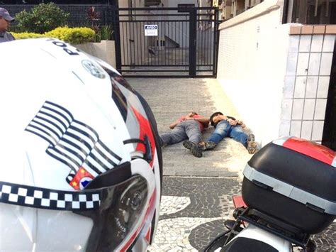 G1 Dupla suspeita de tentar furtar motocicleta é detida em Santos SP