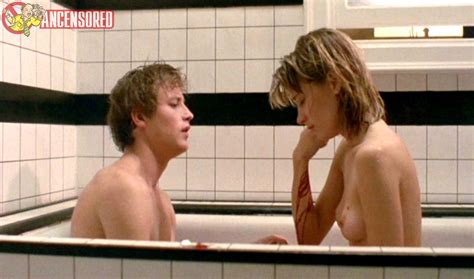 Bridget Fonda Nuda ~30 Anni In Aria