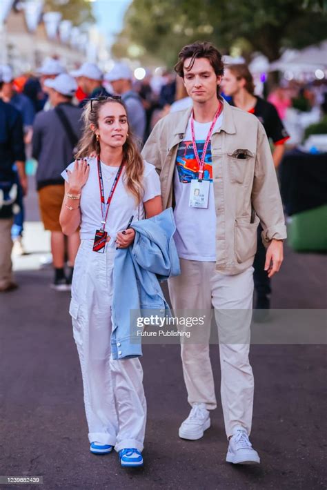 Australian Snowboarder Scotty James And Fiance Chloe Stroll At The Nachrichtenfoto Getty Images