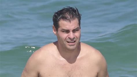 Sem Camisa Thiago Lacerda Atrai Os Olhares Ao Dar Mergulho No Mar Carioca