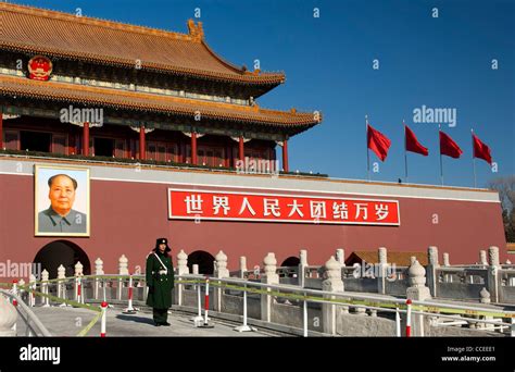 Guardia En La Puerta De Tiananmen La Ciudad Prohibida La Plaza De