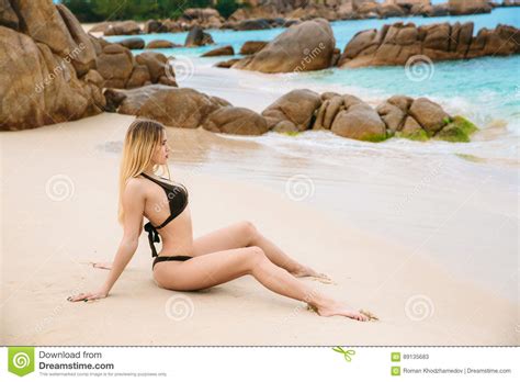 Mooie Jonge Blondevrouw In Het Zwarte Bikini Stellen Het Zitten Op Het Strand Sexy Modelportret