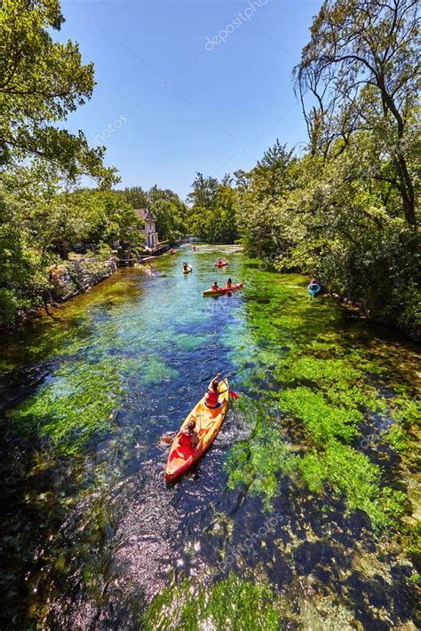 Kayaks En El R O Sorgue En Fontaine De Vaucluse Vaucluse Provenza