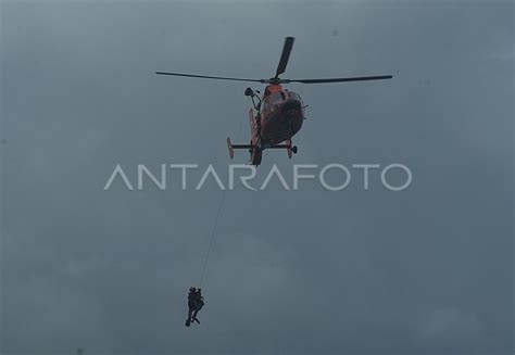 Basarnas Gelar Simulasi Penyelamatan Kecelakaan Laut Antara Foto