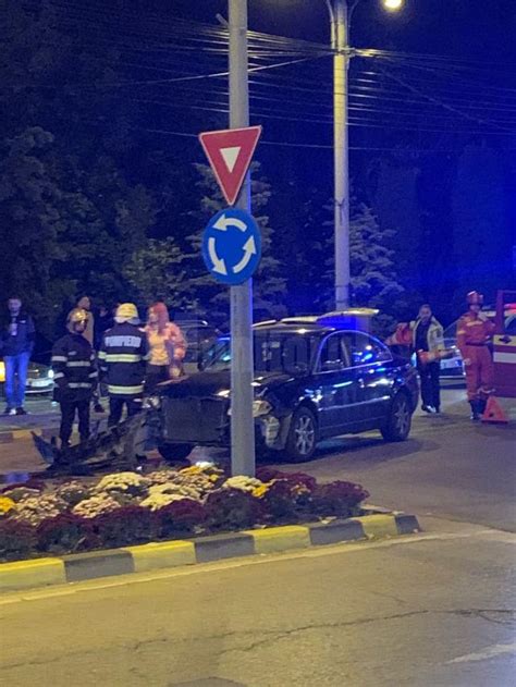 Accident In Sensul Giratoriu Din Centrul Sucevei Un Taxi A Plonjat