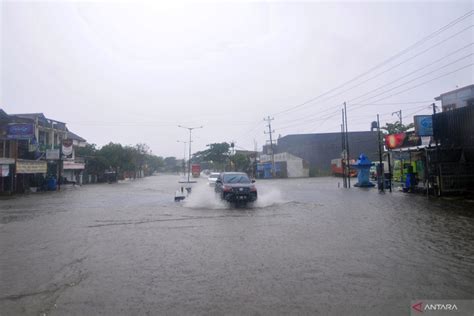 Banjir Rendam Jalur Pantura Di Kudus Antara News