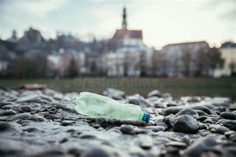 Contaminaci N Ambiental Botella Pl Stica En La Playa Ciudad Urbana