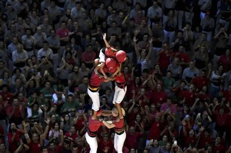 Los Castells Torres Humanas De Ocho Metros Que Se Desarman En Instantes