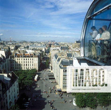 Besucher Auf Der Aussichtsplattform Des Centre Pompidou In