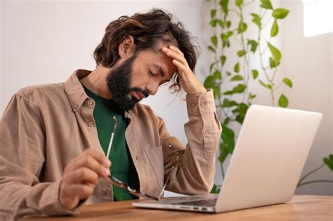 Un Hombre Cansado Y Exhausto Que Tiene Un Tiempo Estresante Trabajando