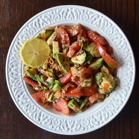 Ensalada De Tomate Zanahoria Rallada Aguacate Pimiento Verde Y Pipas