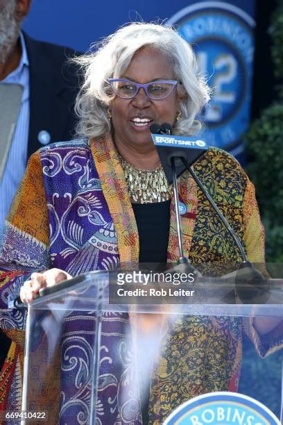 37 Los Angeles Dodgers Unveil Jackie Robinson Statue Stock Photos High