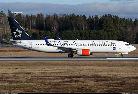 LN RRE SAS Scandinavian Airlines Boeing 737 85P WL Photo By Niclas