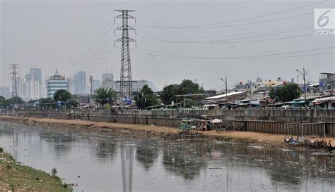 Foto Sampah Penuhi Aliran Kanal Banjir Barat Foto