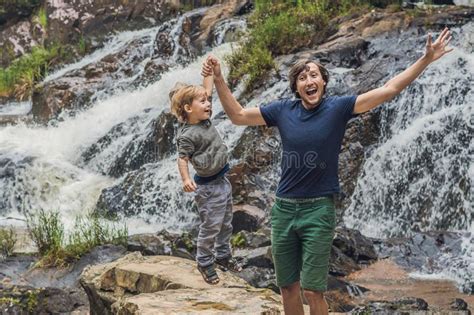 Padre E Hijo En El Fondo De La Cascada De Conexi N En Cascada Hermosa