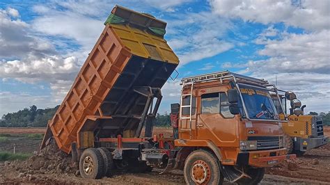 AKSI MOBIL DUMP TRUCK PENGANGKUT TANAH DUMP TRUCK FUSO OREN BONGKAR