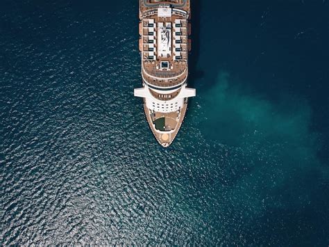 Grande Navio De Cruzeiros Navegando Pelo Mar De Andaman Imagem A Rea