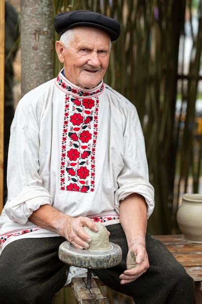 Una fiesta de culturas étnicas un anciano eslavo con una camisa bordada