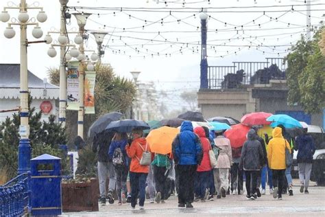 Uk Weather Forecast A Month S Rain Falls In Hours As Floods Hit Parts Of London London Weather