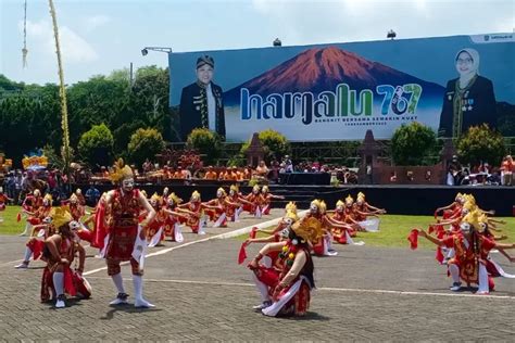 Didik Nini Thowok Nari Bersama 300 Penari Topeng Kaliwungu Di Hari Jadi