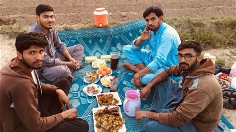 Dosto Ke Sath Aftari Ki Boht Maza Ayea Aftari Me With Friends Youtube