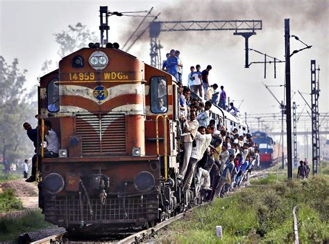 est   overcrowded train india