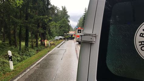 Vier Verletzte Bei Unfall Auf Der B299 Bei Garching An Der Alz