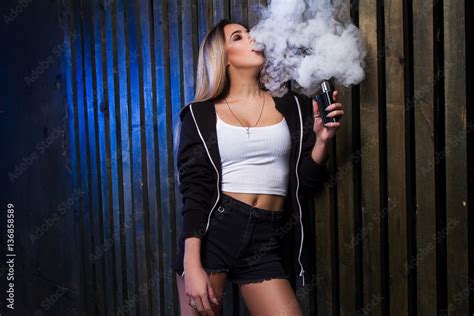 Tvar Paraleln Nula Vape Girl L Katedr La Line Rne