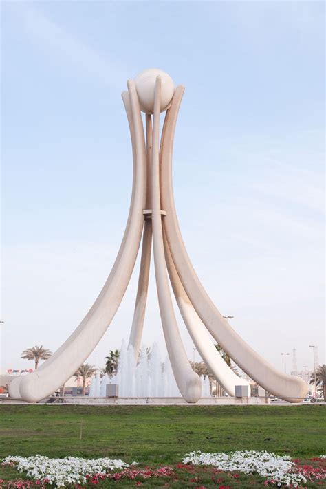 Pearlmonument Bahrain Manama Bahrain Roundabout Of The Pearl Was A