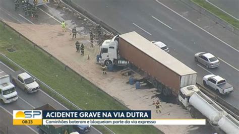 Vídeo Acidente entre caminhões bloqueia rodovia Dutra em Guarulhos