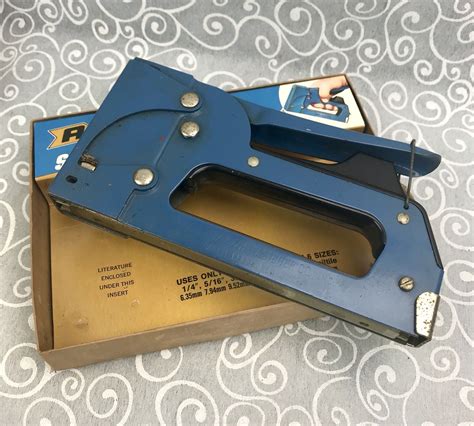 Blue Arrow T Staple Gun Tacker Wire Cable Stapler Vintage Tool All