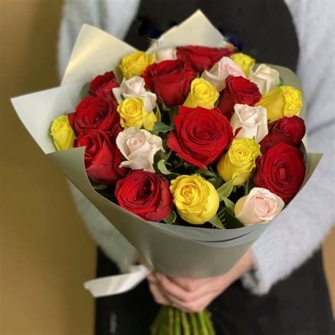 Купить букет из 25 ярких роз (40 см) по доступной цене с доставкой в ...