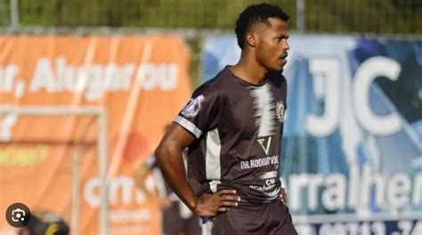 Jogador De Futebol De Anos Morre Durante Partida Em Sc Reportermt