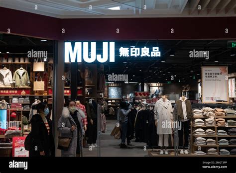 SHANGHAI CHINA 26 JANUAR 2023 Kunden Kaufen In Einem MUJI Store