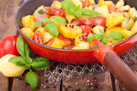 Bratkartoffeln Mit Tomaten Zucchini Und Roten Zwiebeln