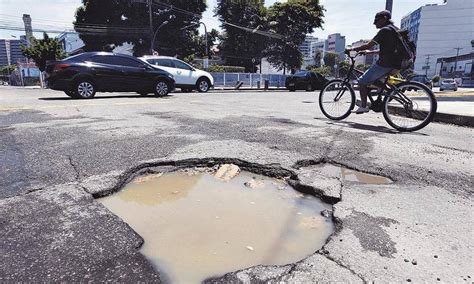 Número de buracos tapados caiu quase à metade nas ruas do Rio Jornal