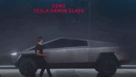 LOS FAILS NO PARAN ELON MUSK SALIÓ A DAR UNA VUELTA EN LA CYBERTRUCK