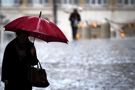 Meteo Toscana c è l allerta gialla Tra pioggia e vento forte ecco le