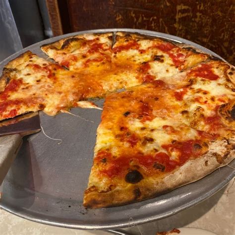 Sam Kahane S Pizza Review At John S Of Bleecker Street One Bite