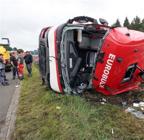 Schleswig Holstein Lkw Unfall Stoppt Verkehr Auf Der A Fahrer Tot