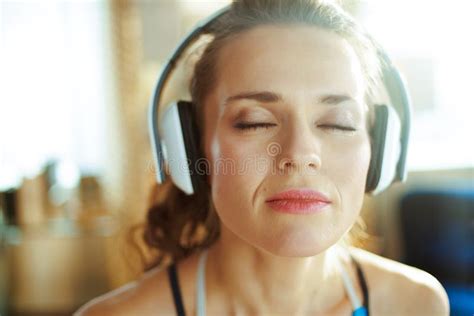 Mujer Deportiva Escuchando M Sica Con Aud Fonos En Casa Moderna Imagen