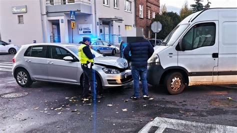 Zderzenie Volkswagena z dostawczakiem na skrzyżowaniu ul Młynarskiej i