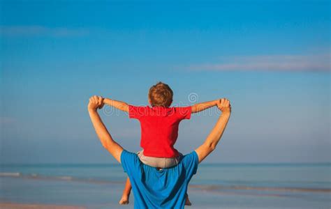 Feliz Pai E Filho Brincando No Mar Foto De Stock Imagem De Lifestyle