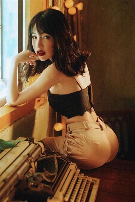 Di N Bikini H H Nh X A R I Gi Elly Tr N Ch M C S Mi C Ng Khi N Kh I Ng I Ganh T V