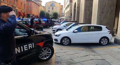 Poliziotti Uccisi In Questura A Trieste Fiori A Bologna L Omaggio Dei