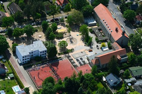 Berlin Aus Der Vogelperspektive Schulgel Nde Mit Sportplatz Ulmen