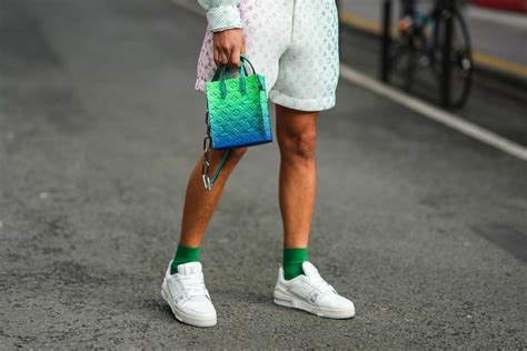 12 Stylist Approved White Sneakers And Shorts Outfits