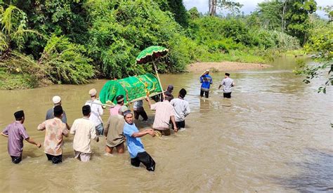 Jembatan Tak Kunjung Diperbaiki Warga Lampung Bawa Jenazah Seberangi